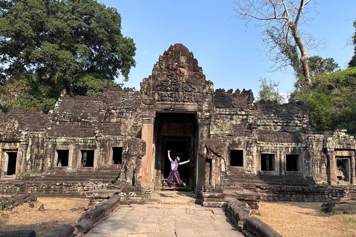 seorang wanita berdiri di ambang pintu sebuah bangunan kuno