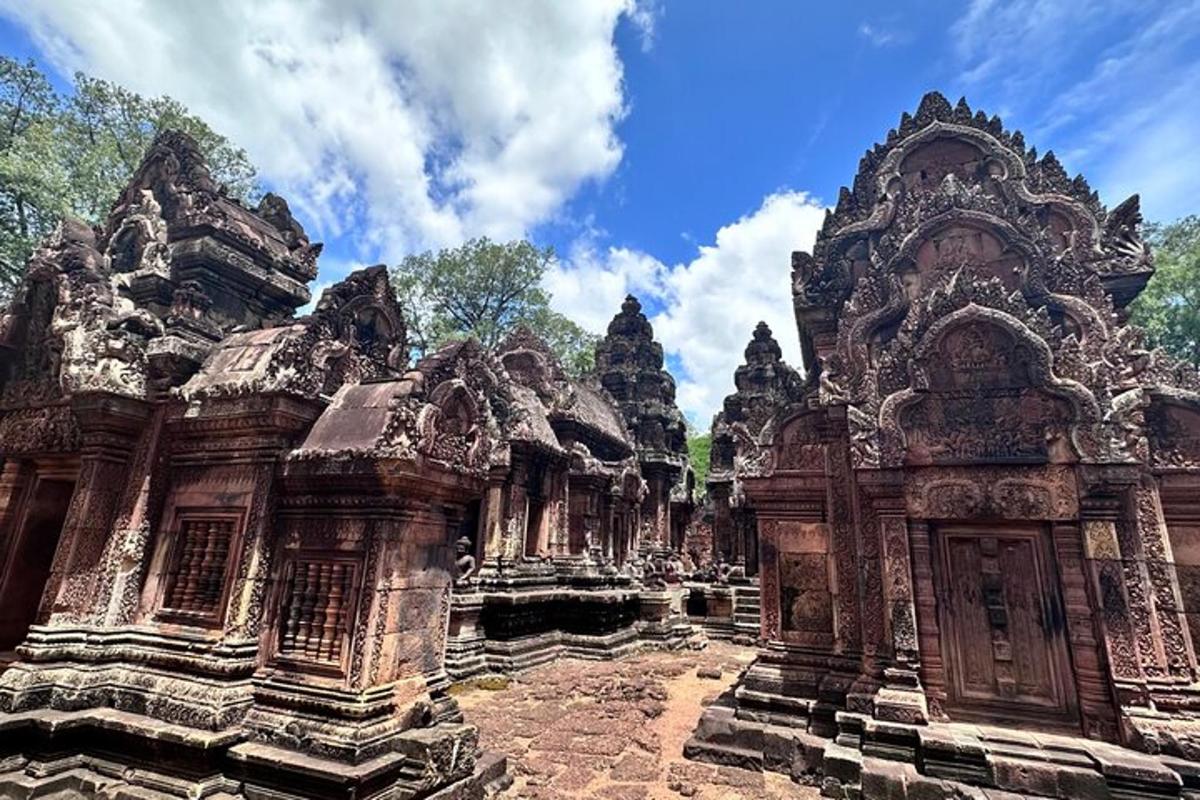 sebuah bangunan batu tua dengan langit di latar belakang