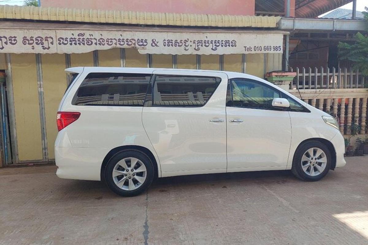sebuah van putih diletakkan di hadapan sebuah bangunan