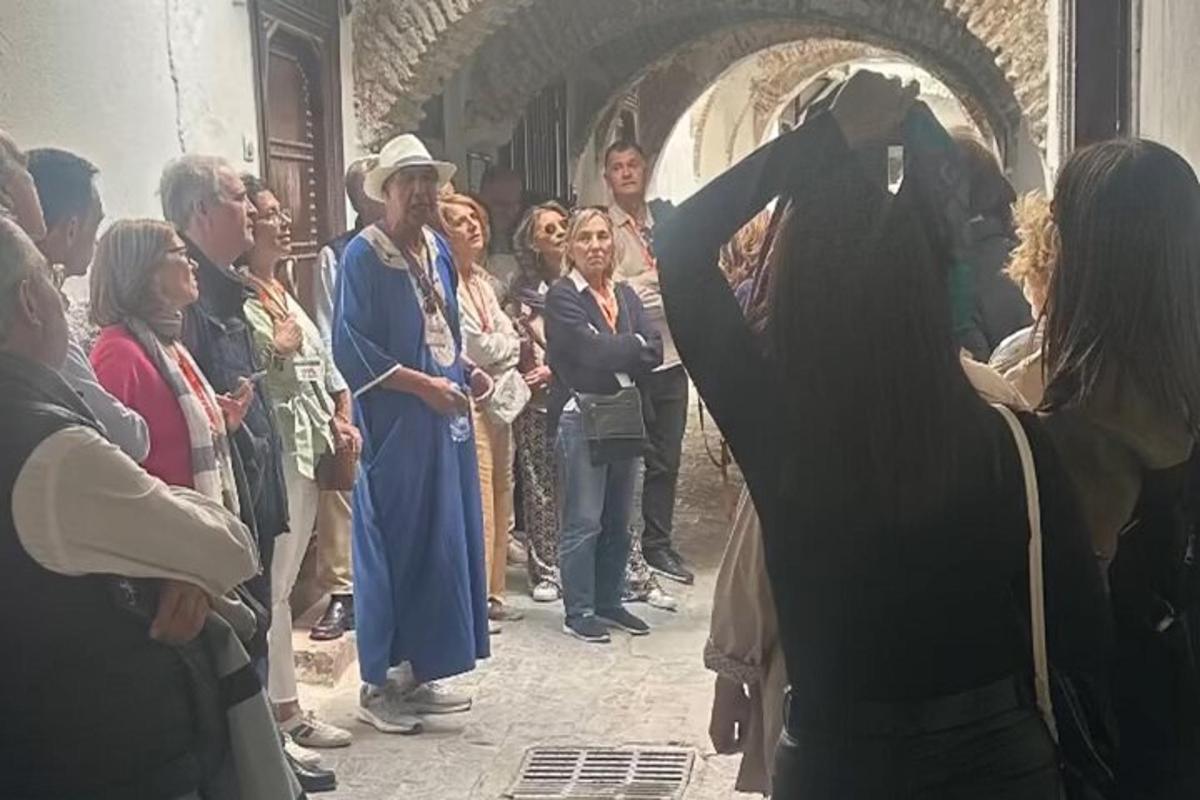 muž stojící před davem lidí