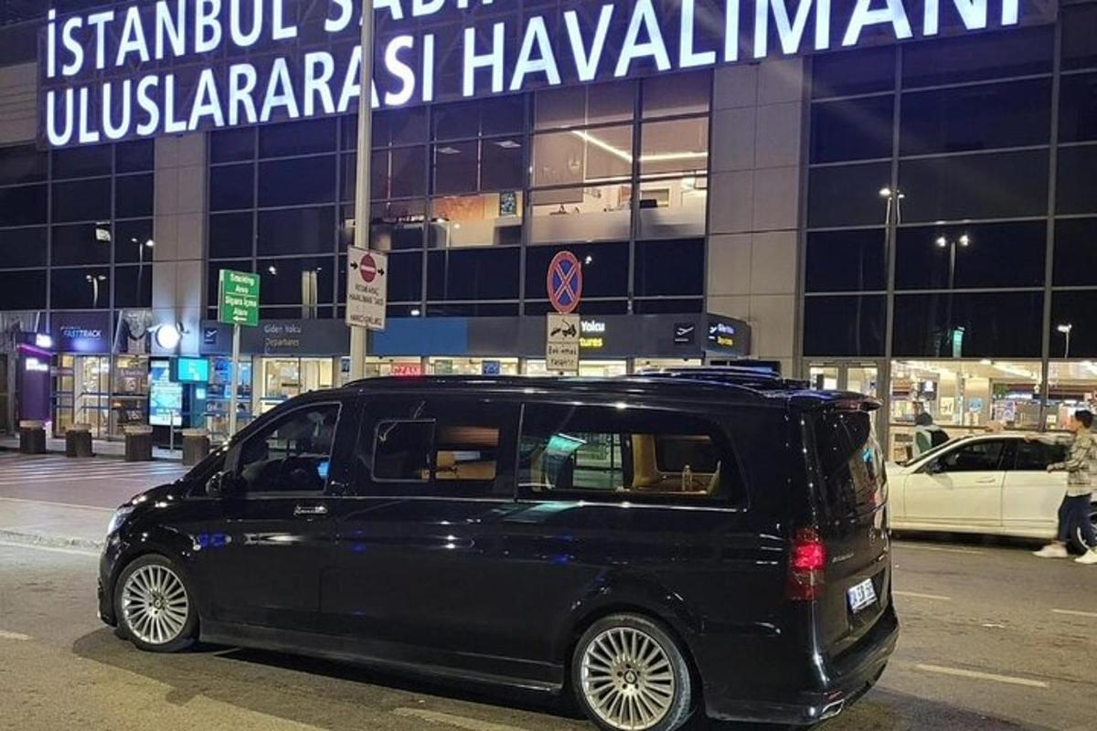 uma van preta estacionada em frente a um prédio