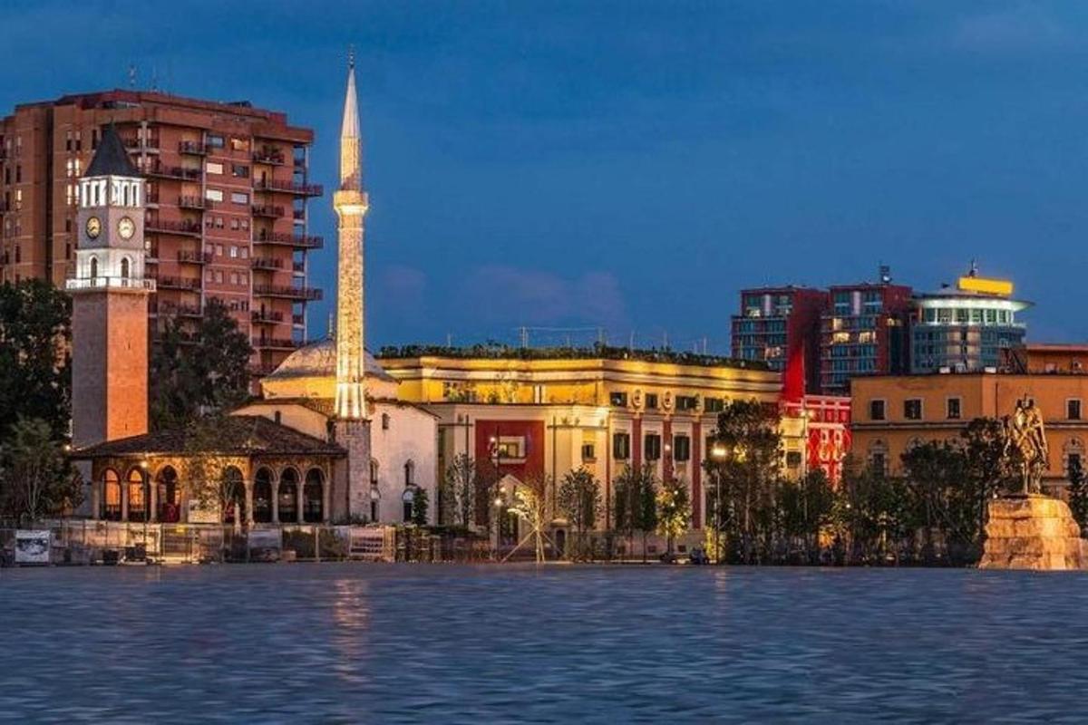 una ciudad con una mezquita y un edificio con una torre