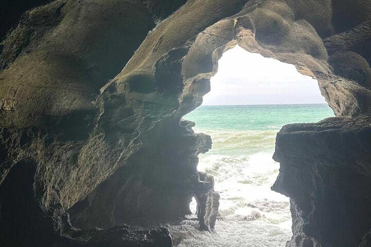 θέα στον ωκεανό μέσα από μια σπηλιά σε βράχο