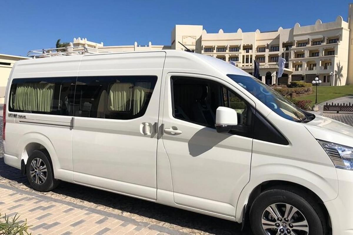 un furgone bianco parcheggiato davanti a un edificio