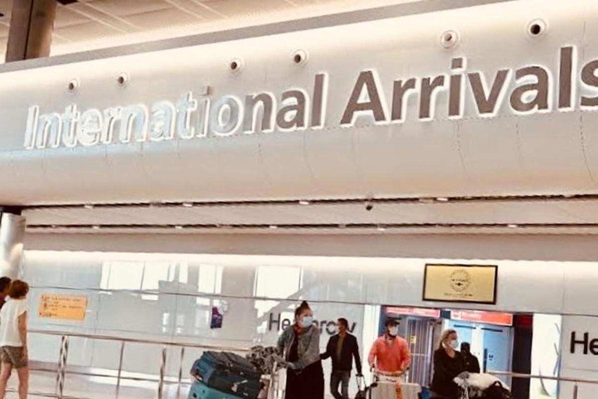 uma placa para chegadas internacionais em um aeroporto