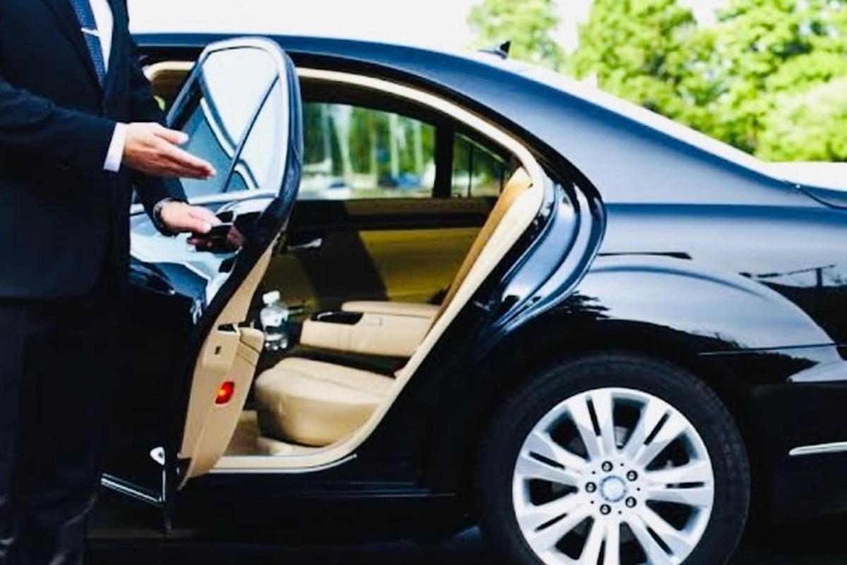 um homem está abrindo a porta de um carro