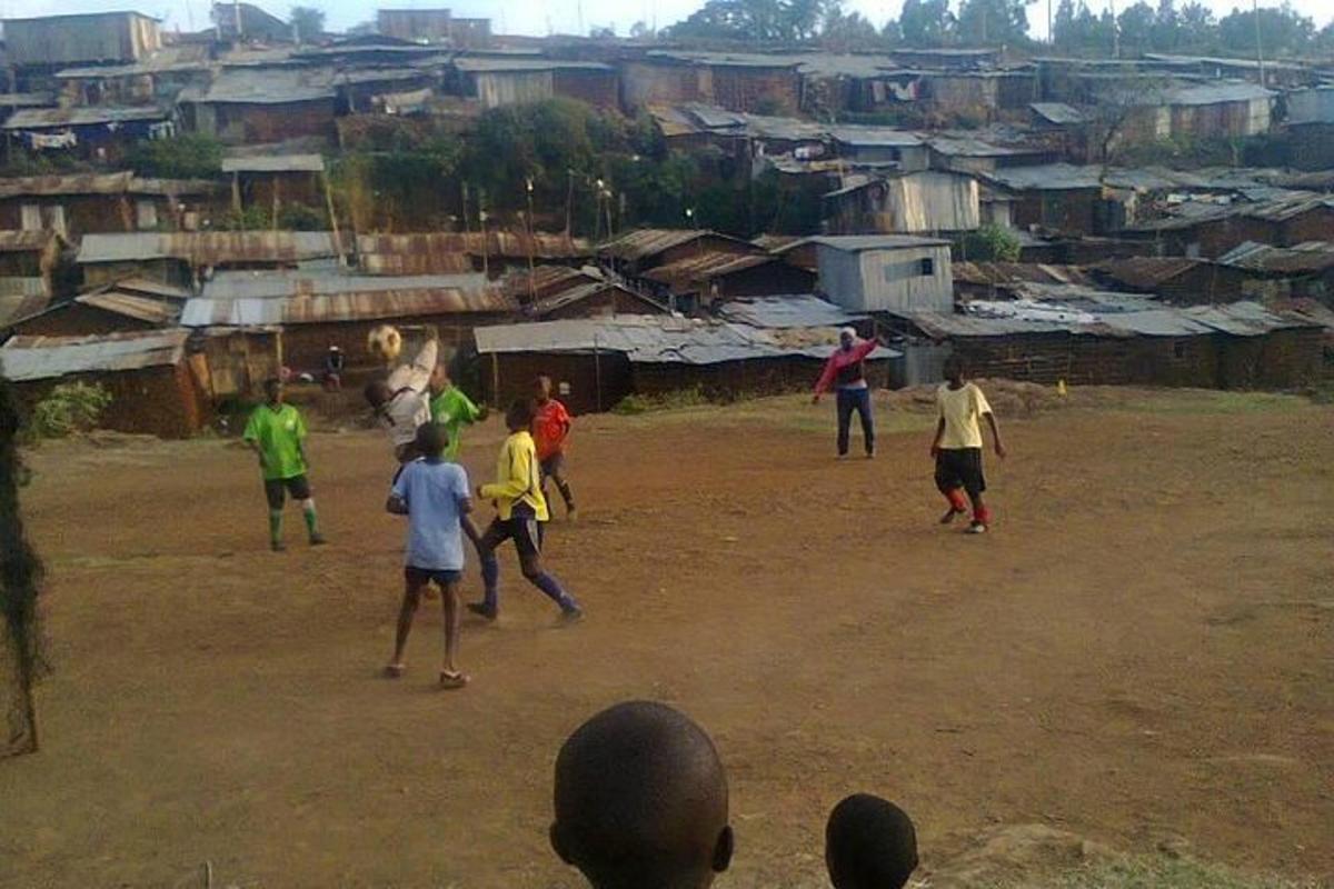 um grupo de crianças jogando futebol