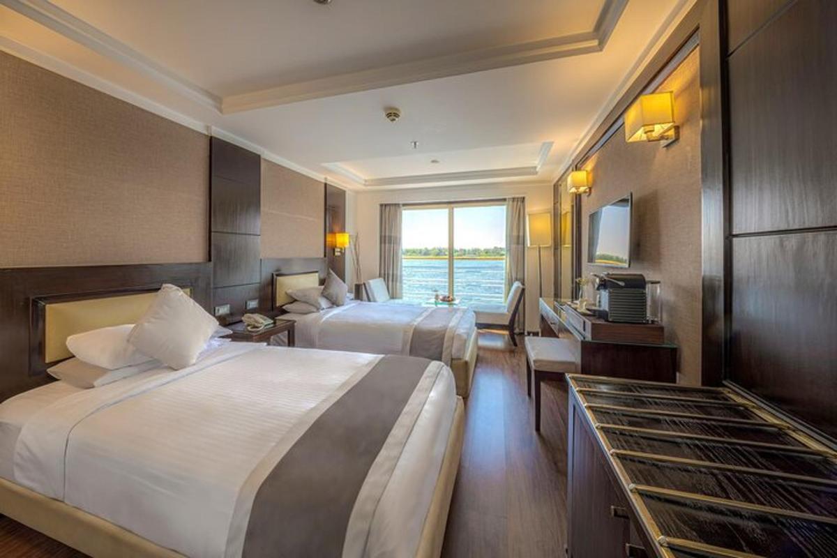 ห้องพักโรงแรมที่มีเตียงสองเตียงและโทรทัศน์