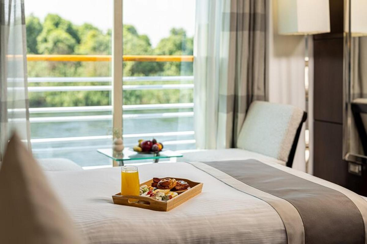 hotelska soba s pladnjem hrane na krevetu