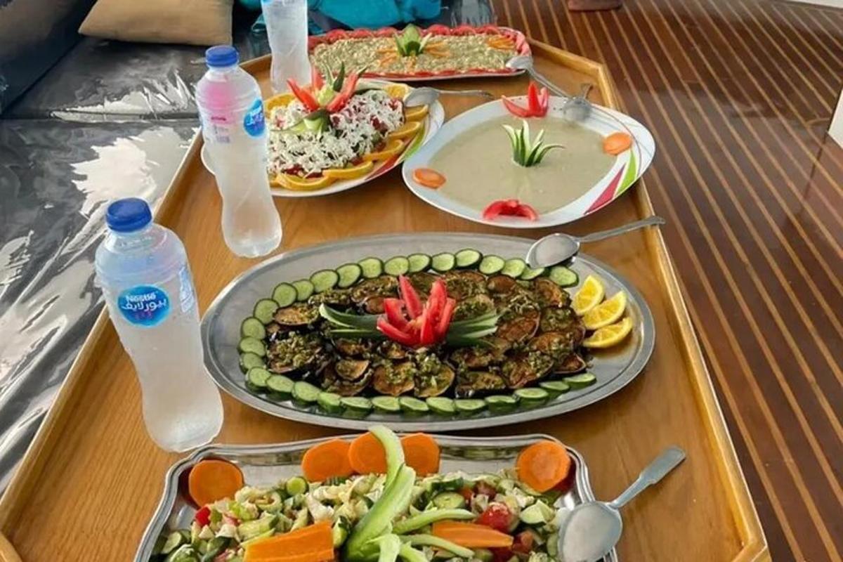 una taula coberta amb plats de menjar i begudes
