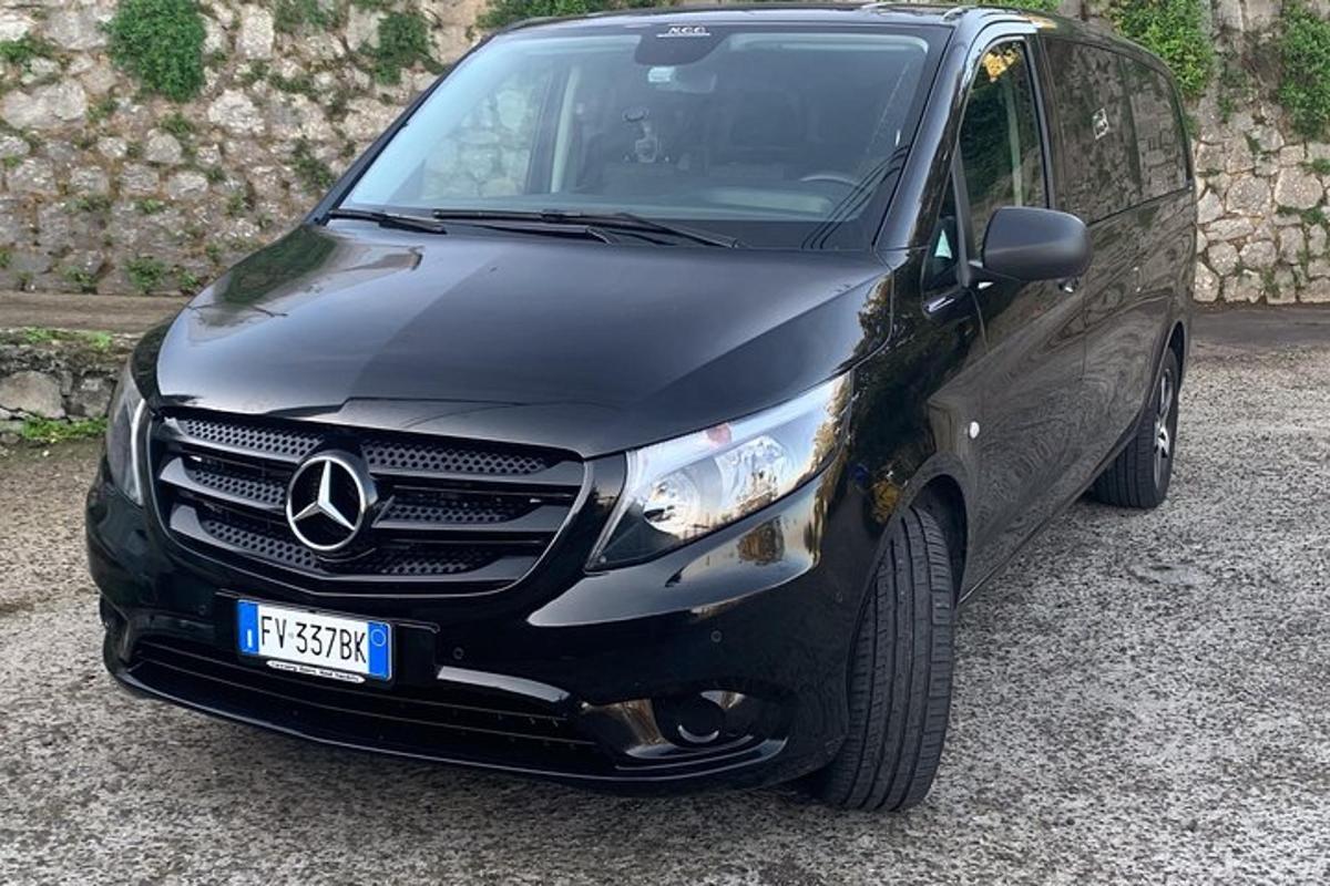 en sort bil parkeret på en parkeringsplads