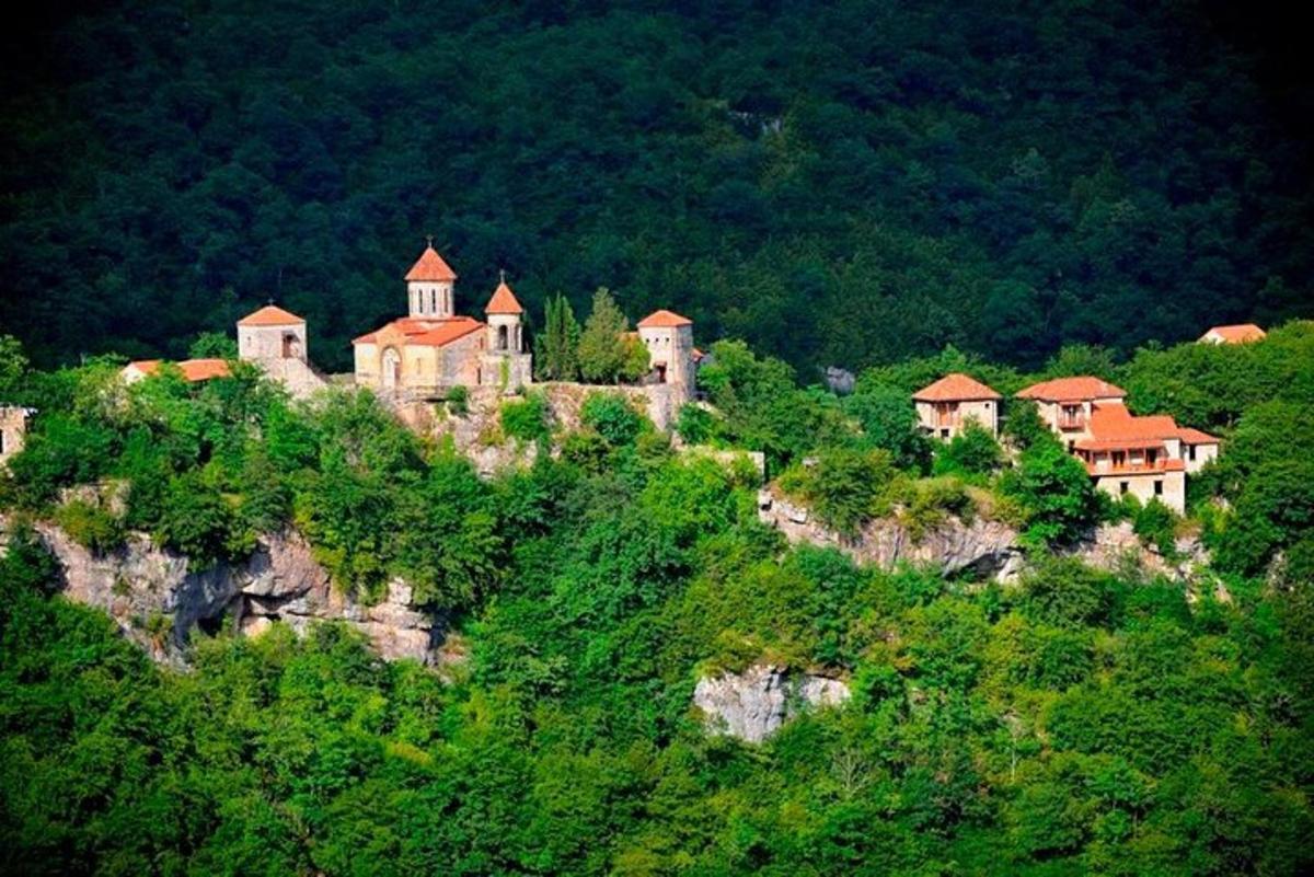 sekumpulan rumah di atas gunung