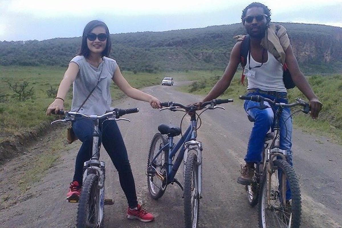 muž a žena jazdia na bicykloch po ceste