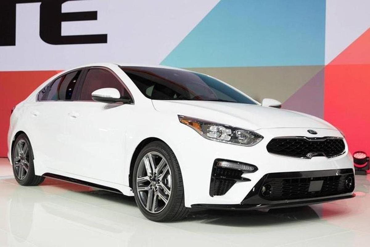 a whiteundai elantra hybrid car is on display