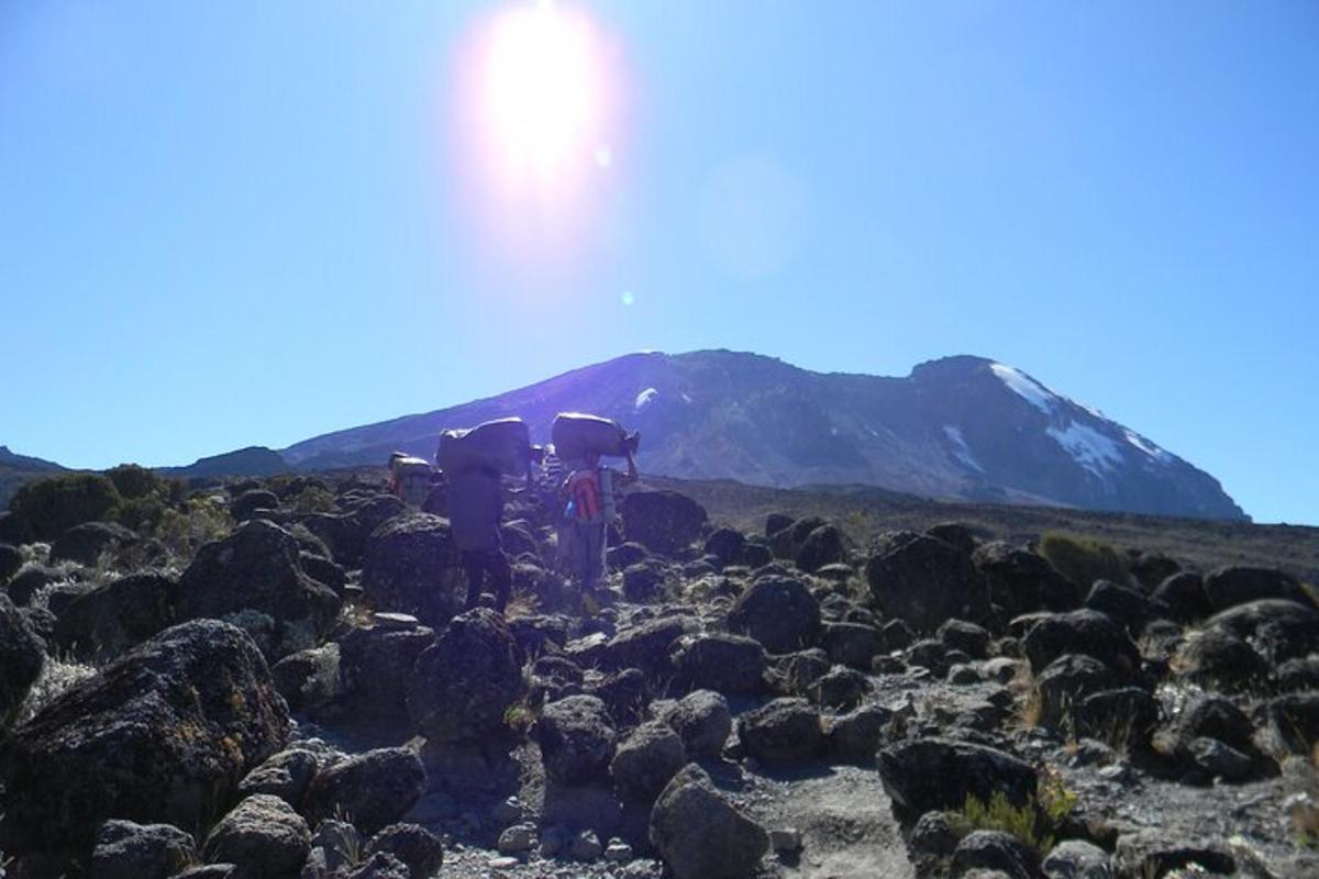 山を背景に岩の上に駐められた自転車