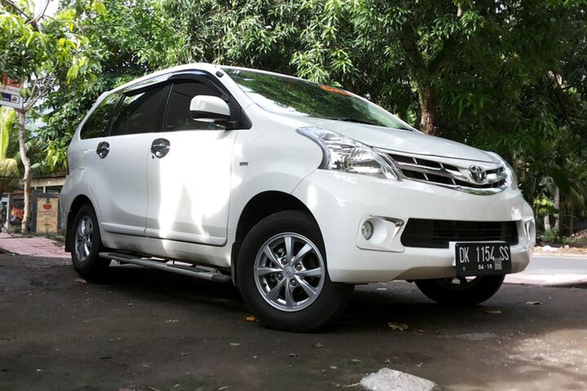 sebuah kereta putih diletakkan di tempat letak kereta