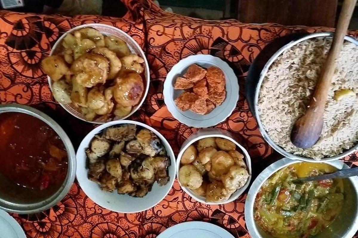 meja yang atasnya terdapat mangkuk berisi berbagai jenis makanan