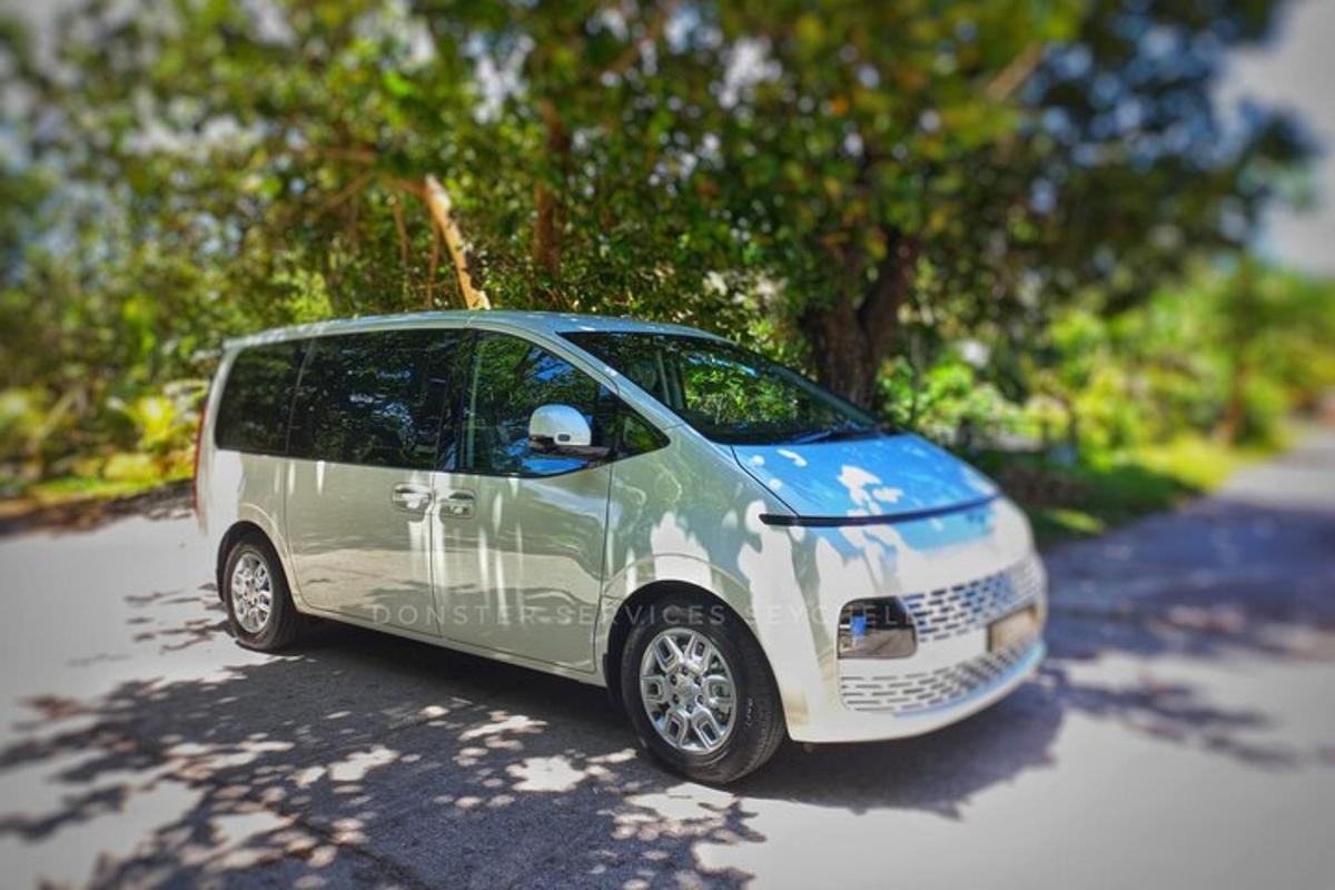 malé zelenobílé auto zaparkované na ulici