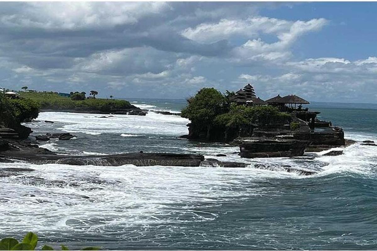 вид на водойму з хвилями
