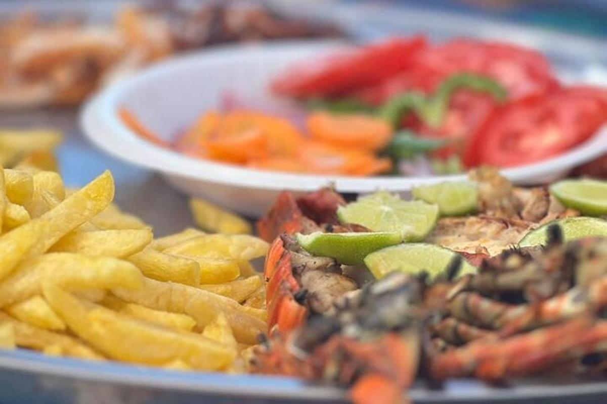 тарілка їжі з картоплею фрі та овочами