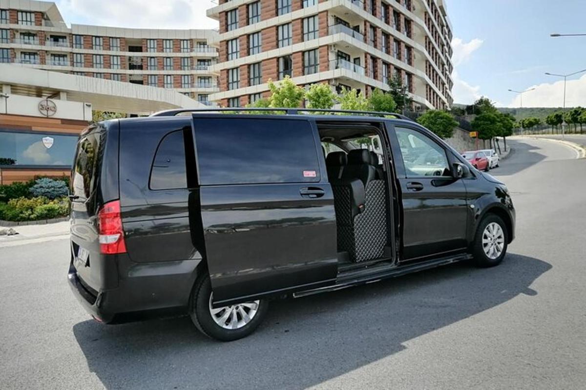 Una camioneta negra con la puerta abierta en una calle