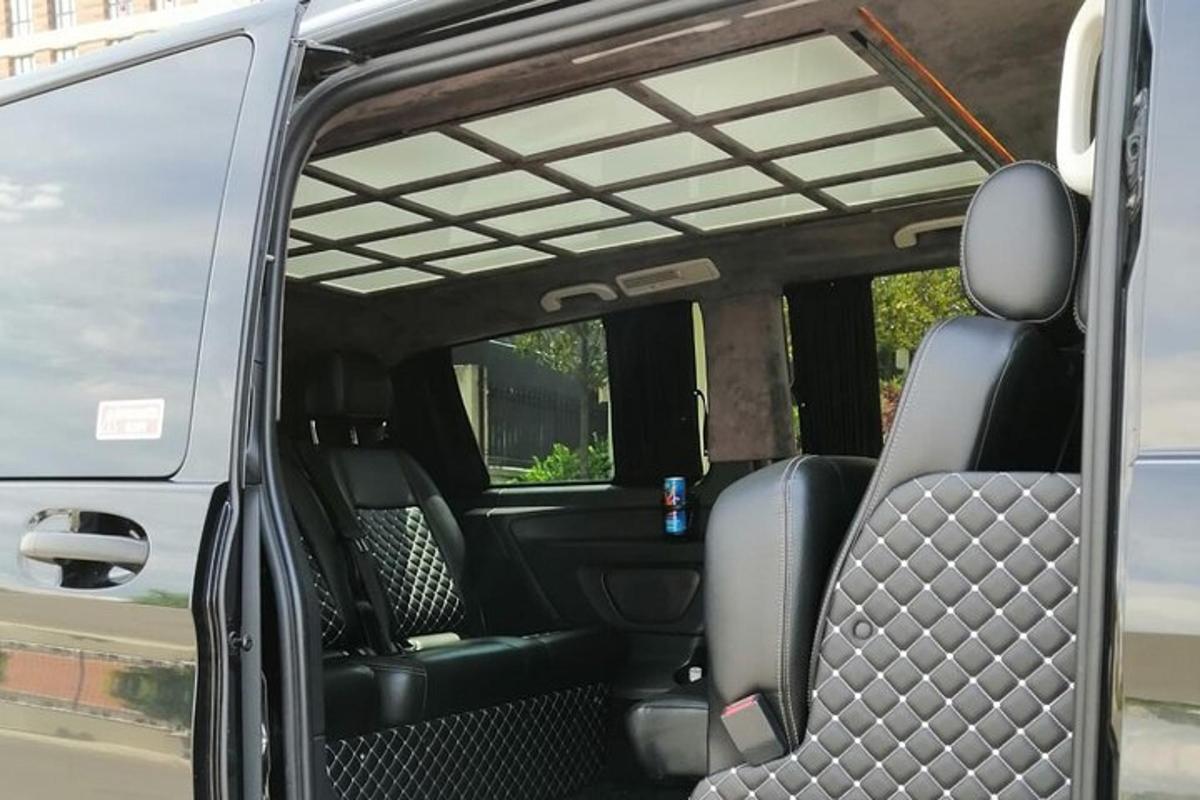 una furgoneta con la puerta abierta con el asiento trasero de reserva