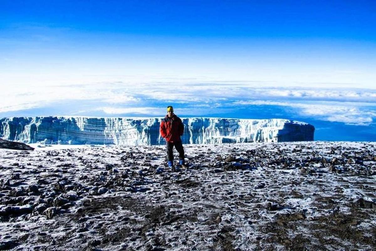 seseorang yang berdiri di puncak gunung