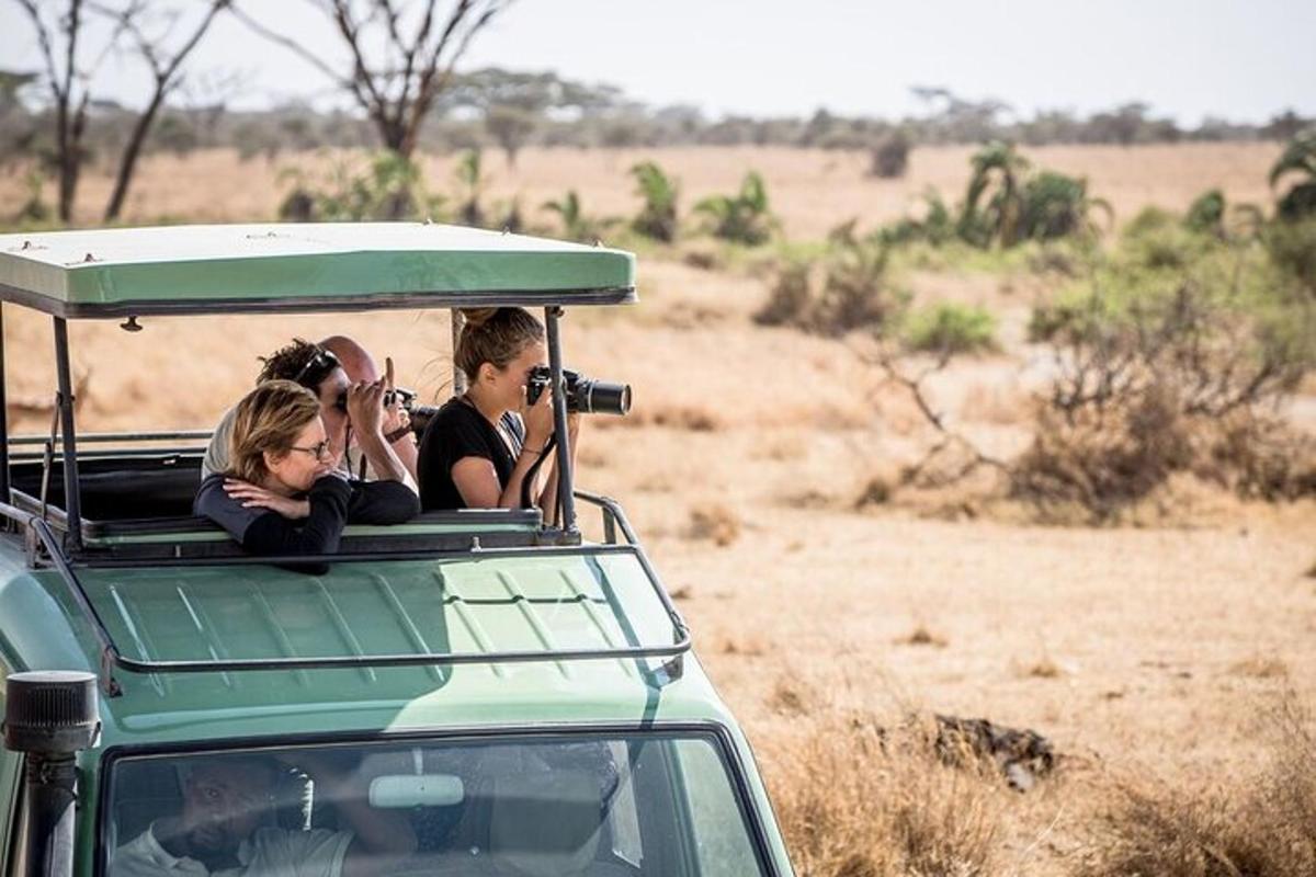 skupina lidí jedoucích v safari vozidle