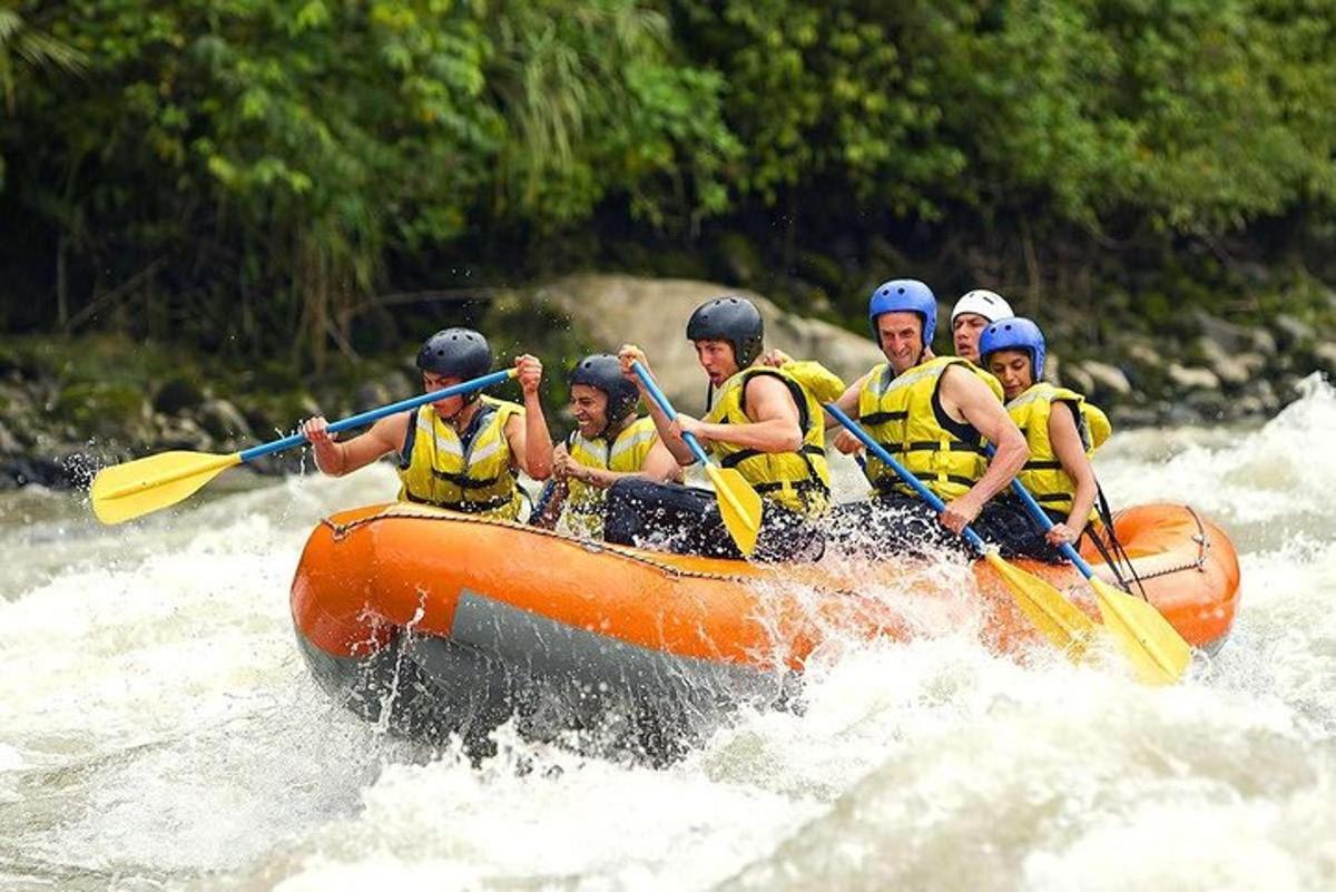 un grupo de personas en una balsa en el agua