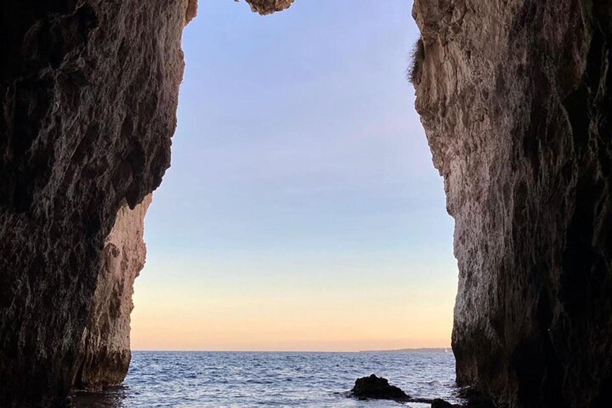 pemandangan lautan dari dalam gua