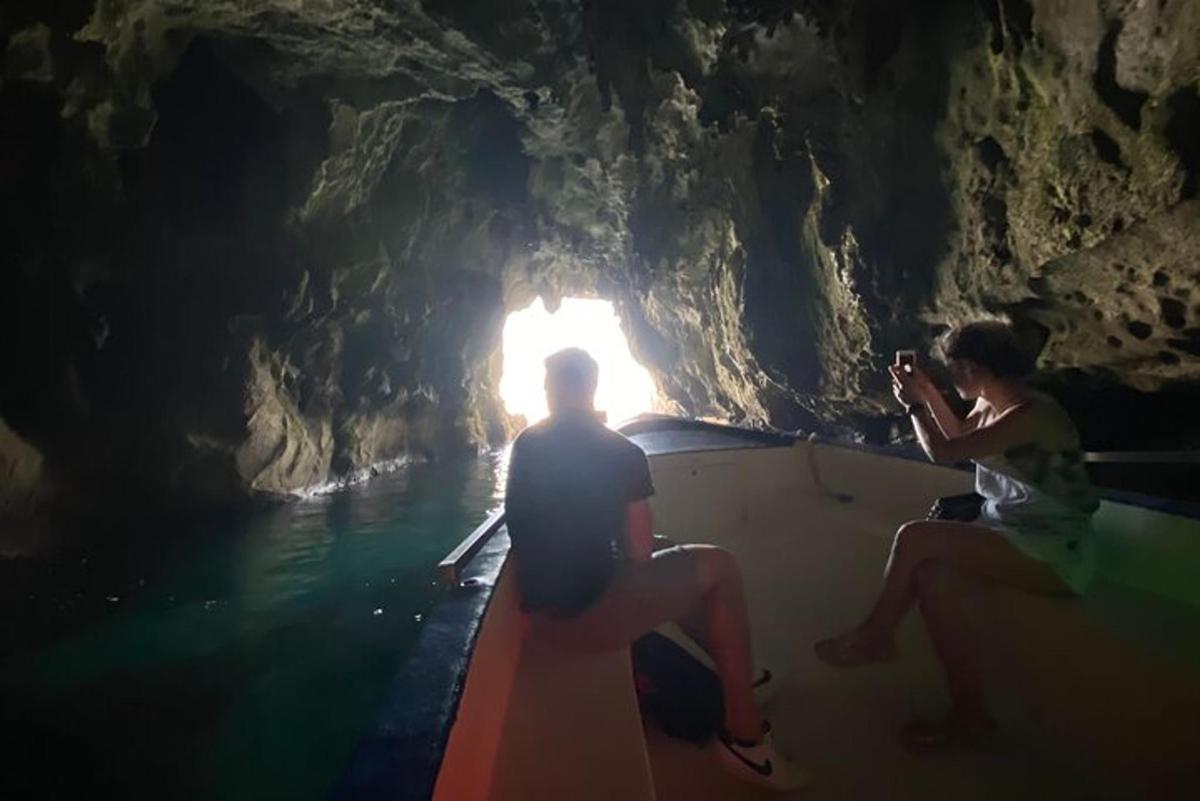 Dos personas viajando en un bote en una cueva