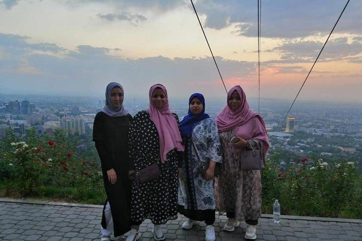 un gruppo di donne in piedi in cima a una torre