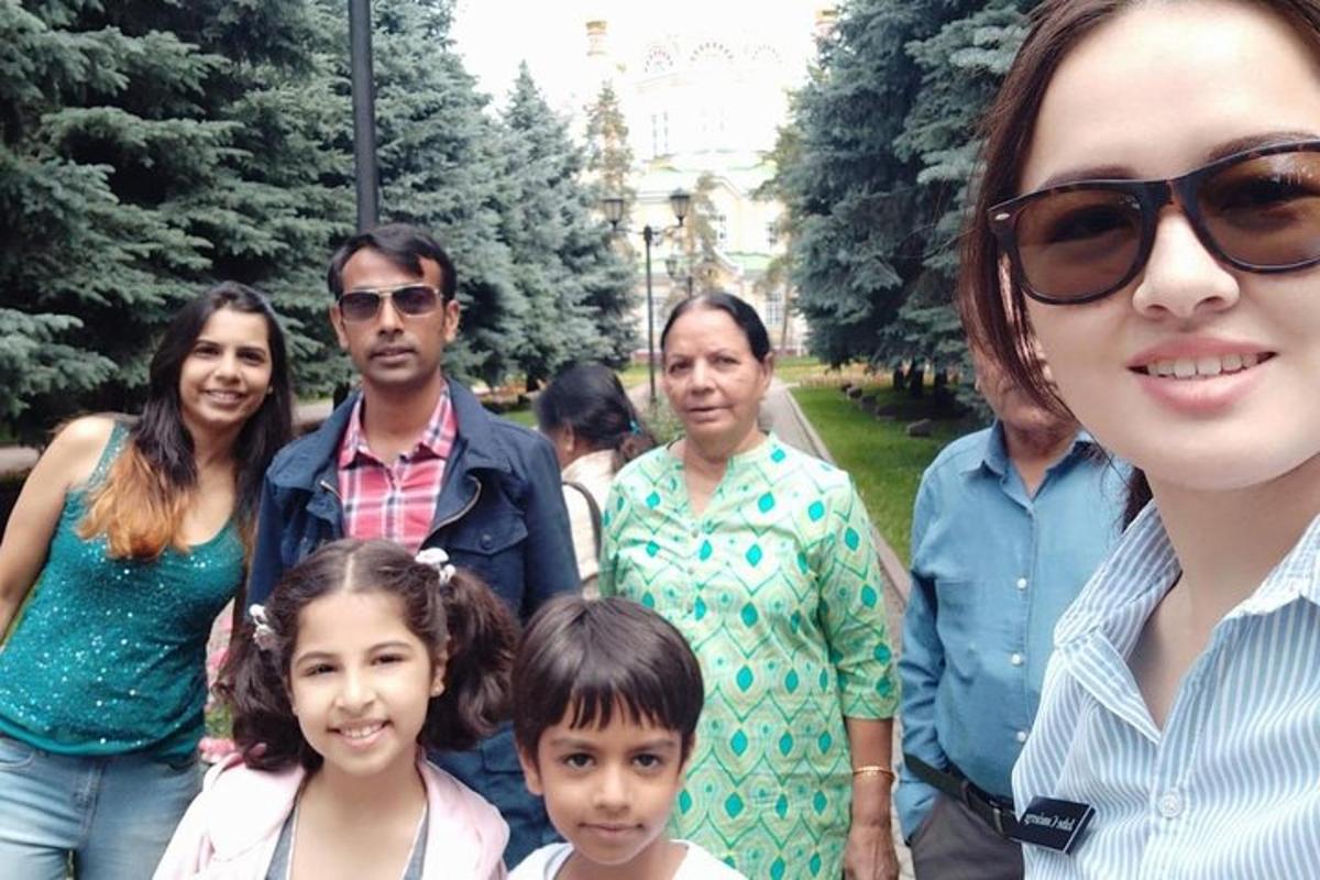 un gruppo di persone che posano per una foto
