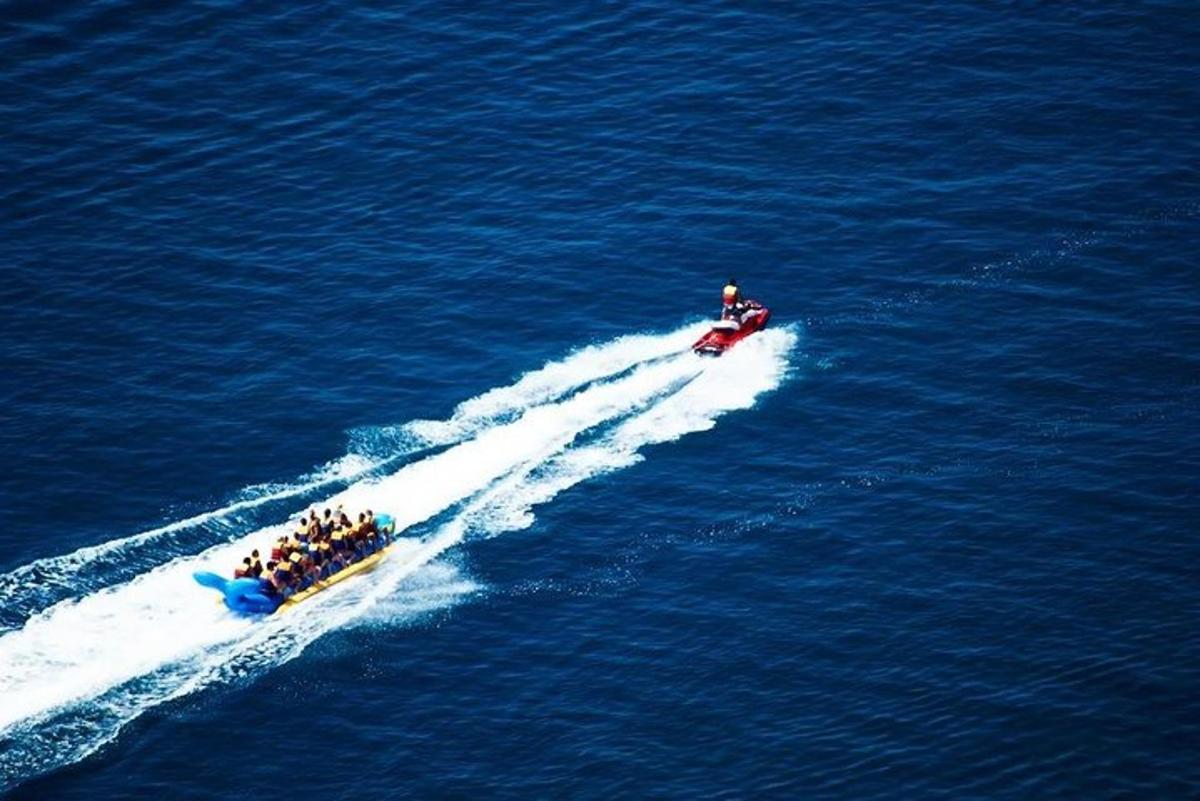 un gruppo di persone su una barca in acqua
