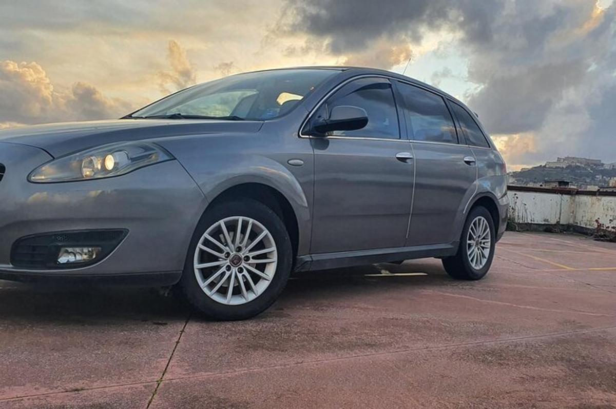 stříbrné auto zaparkované na parkovišti