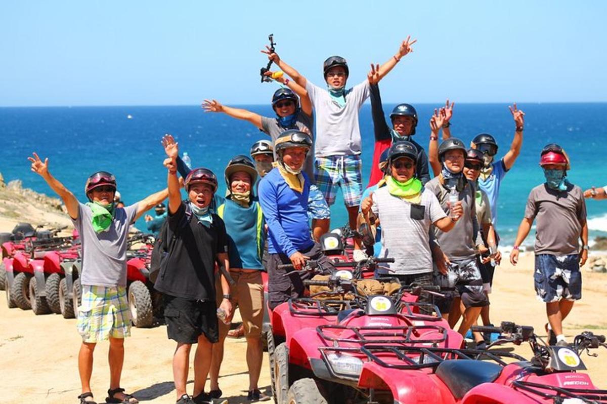 um grupo de crianças posando para uma foto na praia