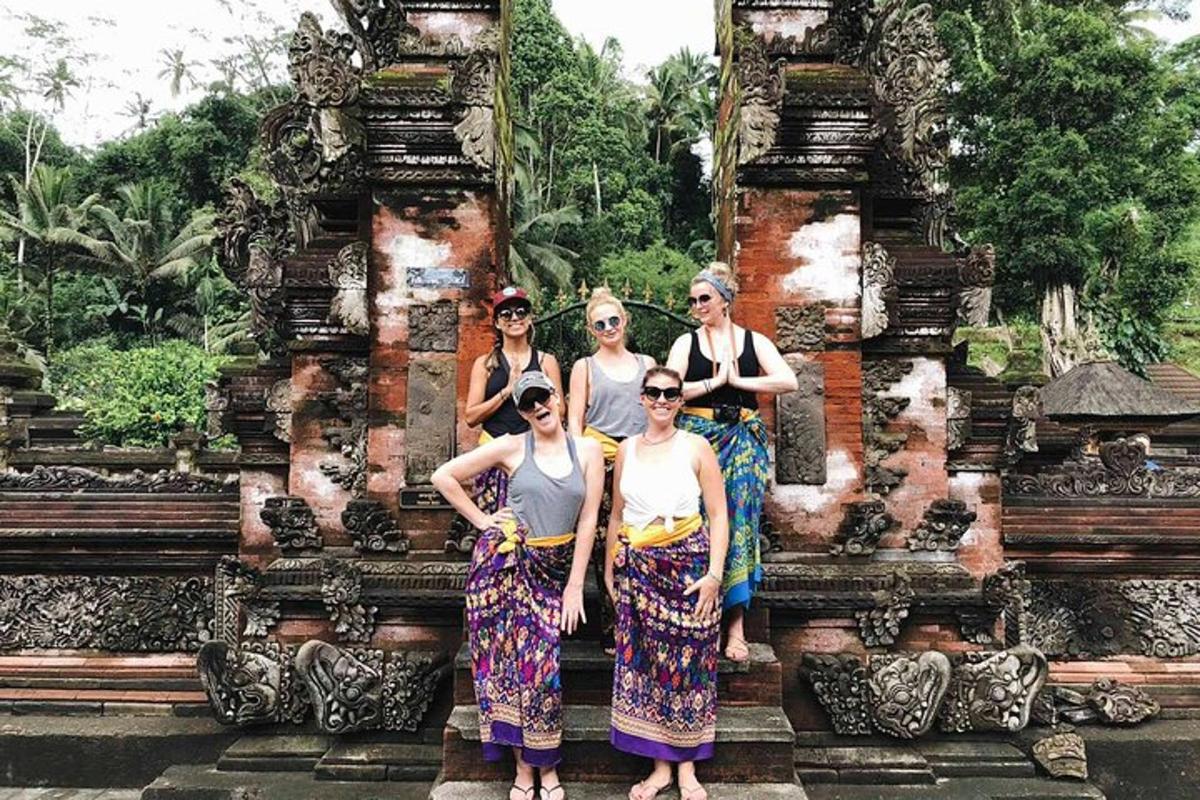 um grupo de mulheres em pé em frente a um templo