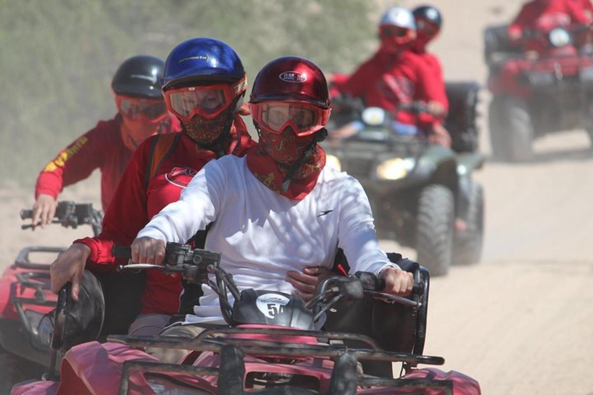 un gruppo di persone in sella a quad
