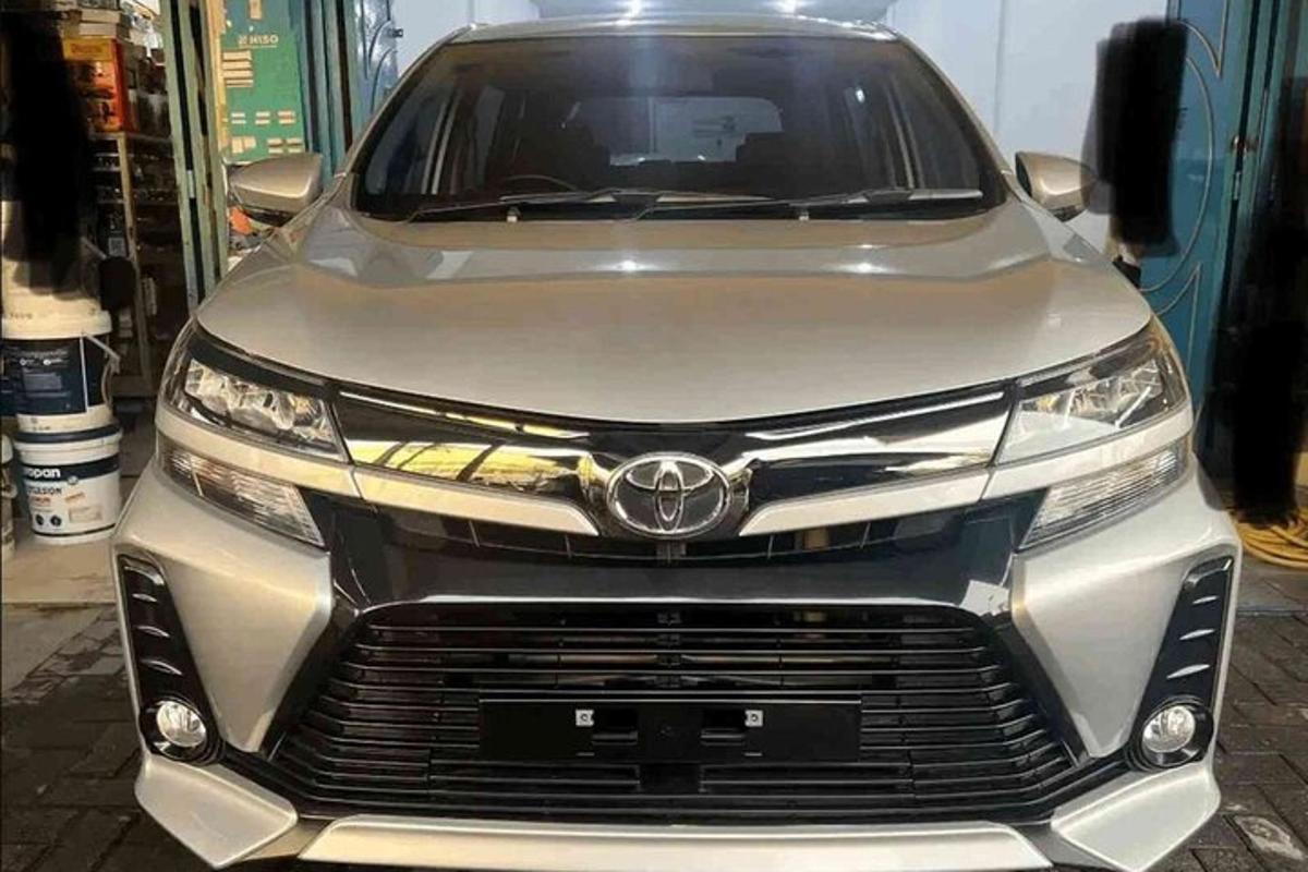 hõbedase Toyota Estimanza eestvaade