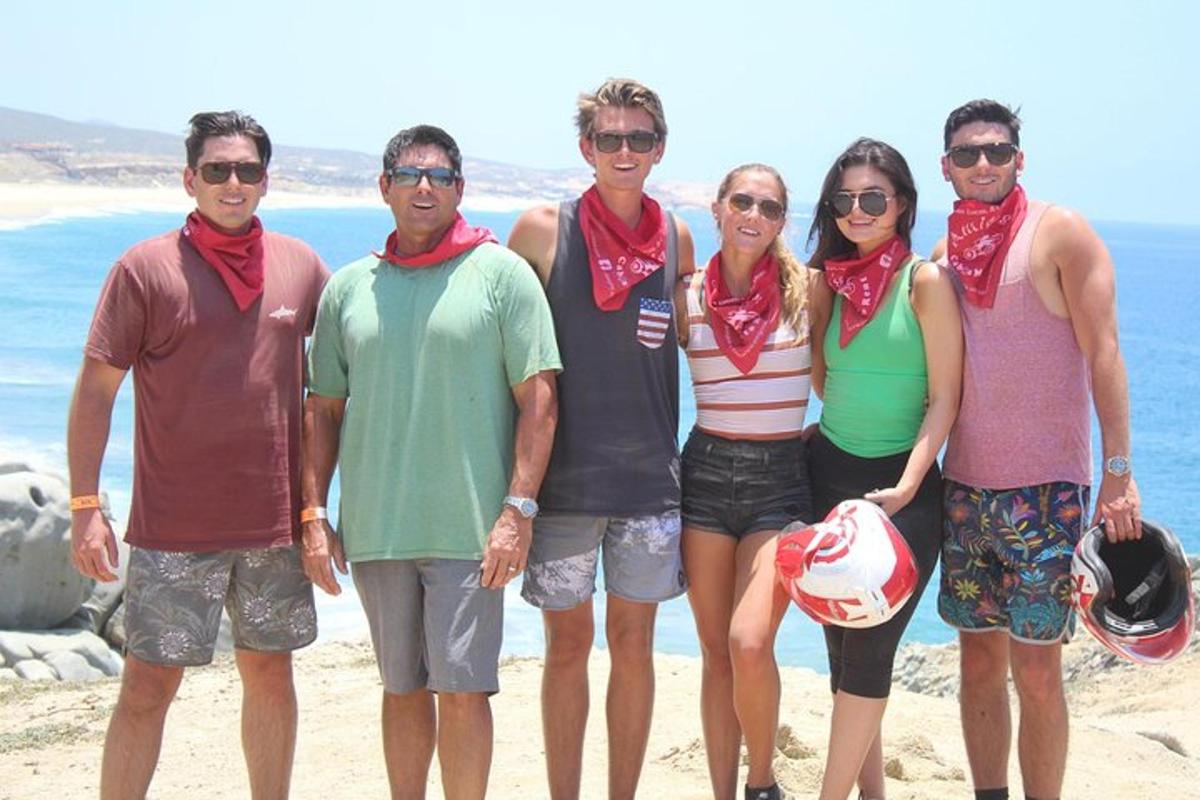 un gruppo di persone in piedi sulla spiaggia