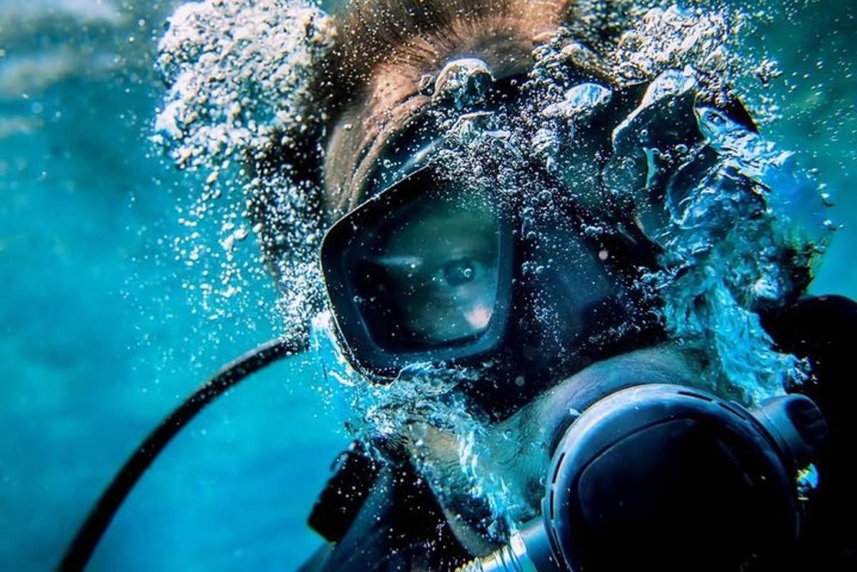 una persona en el agua con una máscara de buceo