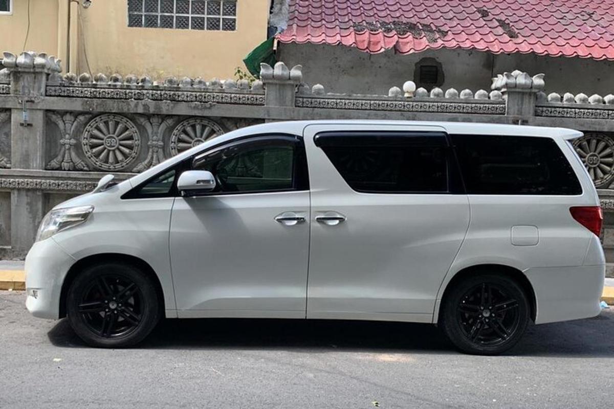 sebuah mobil van putih diparkir di depan sebuah gedung