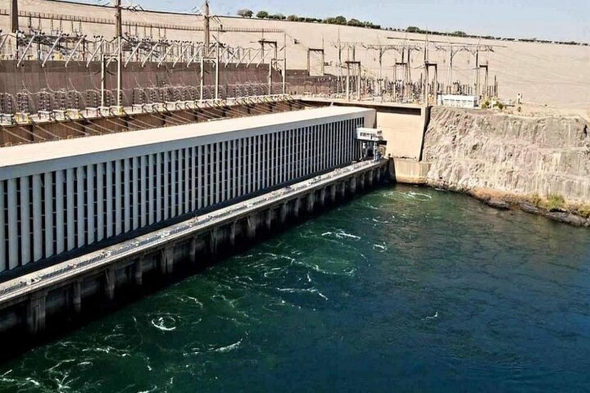 isang malaking dam na may tubig sa isang ilog