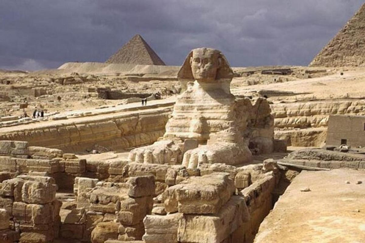 veľká socha pred pyramídami