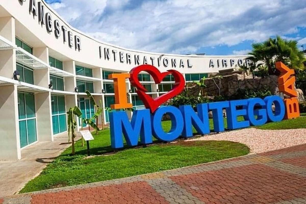 tanda yang mengatakan saya suka monaco di hadapan sebuah bangunan