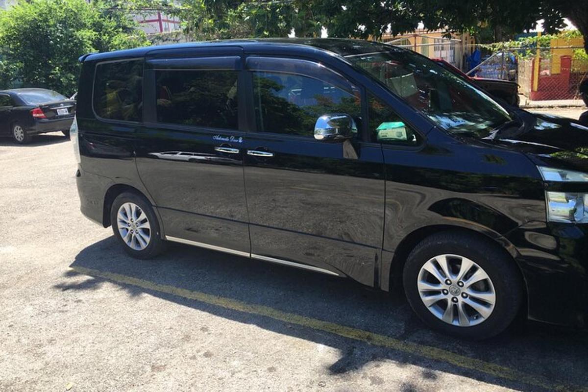 sebuah van hitam kecil diletakkan di tempat letak kereta