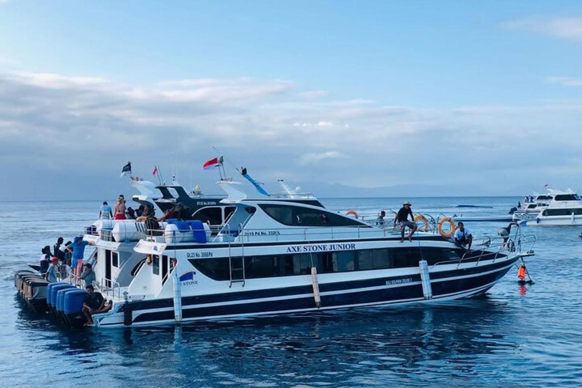 un grupo de personas en un barco en el agua