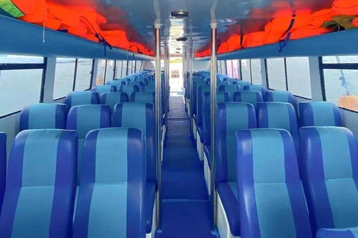 egy csoport kék ülés egy buszon
