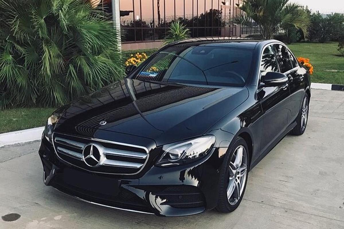 un'auto Mercedes Benz nera parcheggiata in un parcheggio