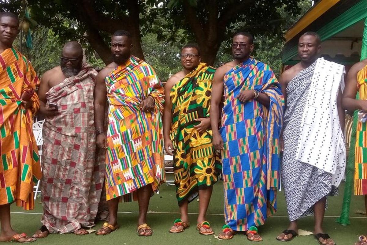 un gruppo di uomini in abiti colorati che posano per una foto